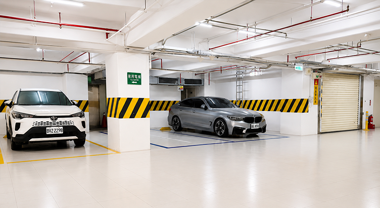 店紹介-設備駐車場768X420